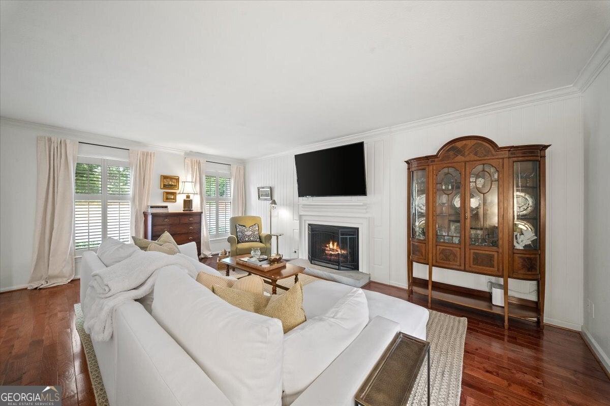 12 Queen Victoria PL NE
