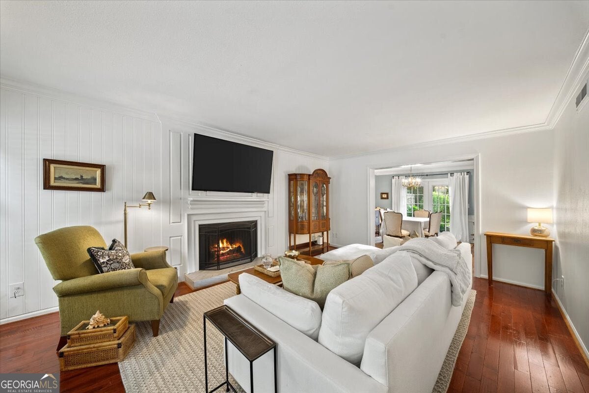 12 Queen Victoria PL NE