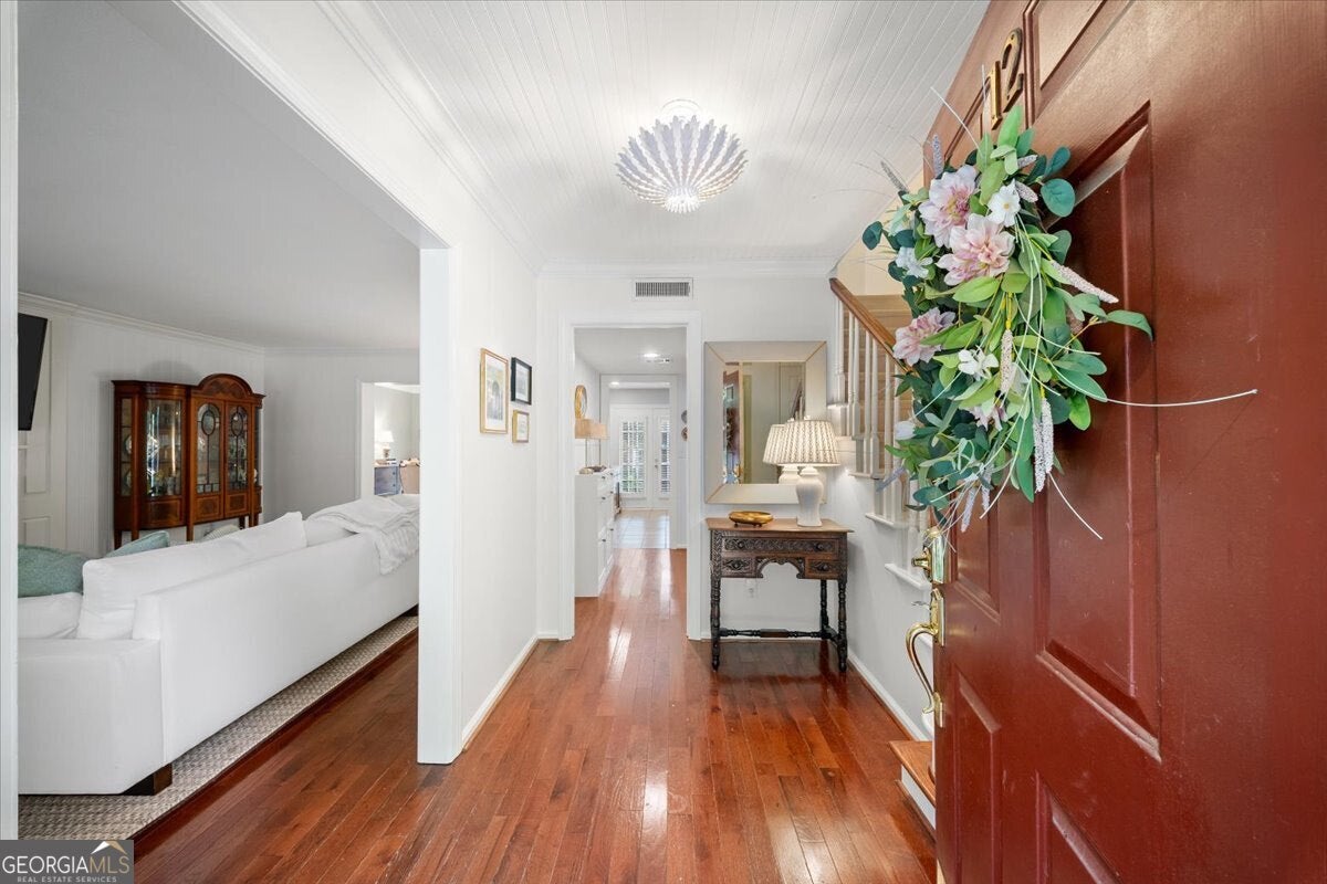12 Queen Victoria PL NE
