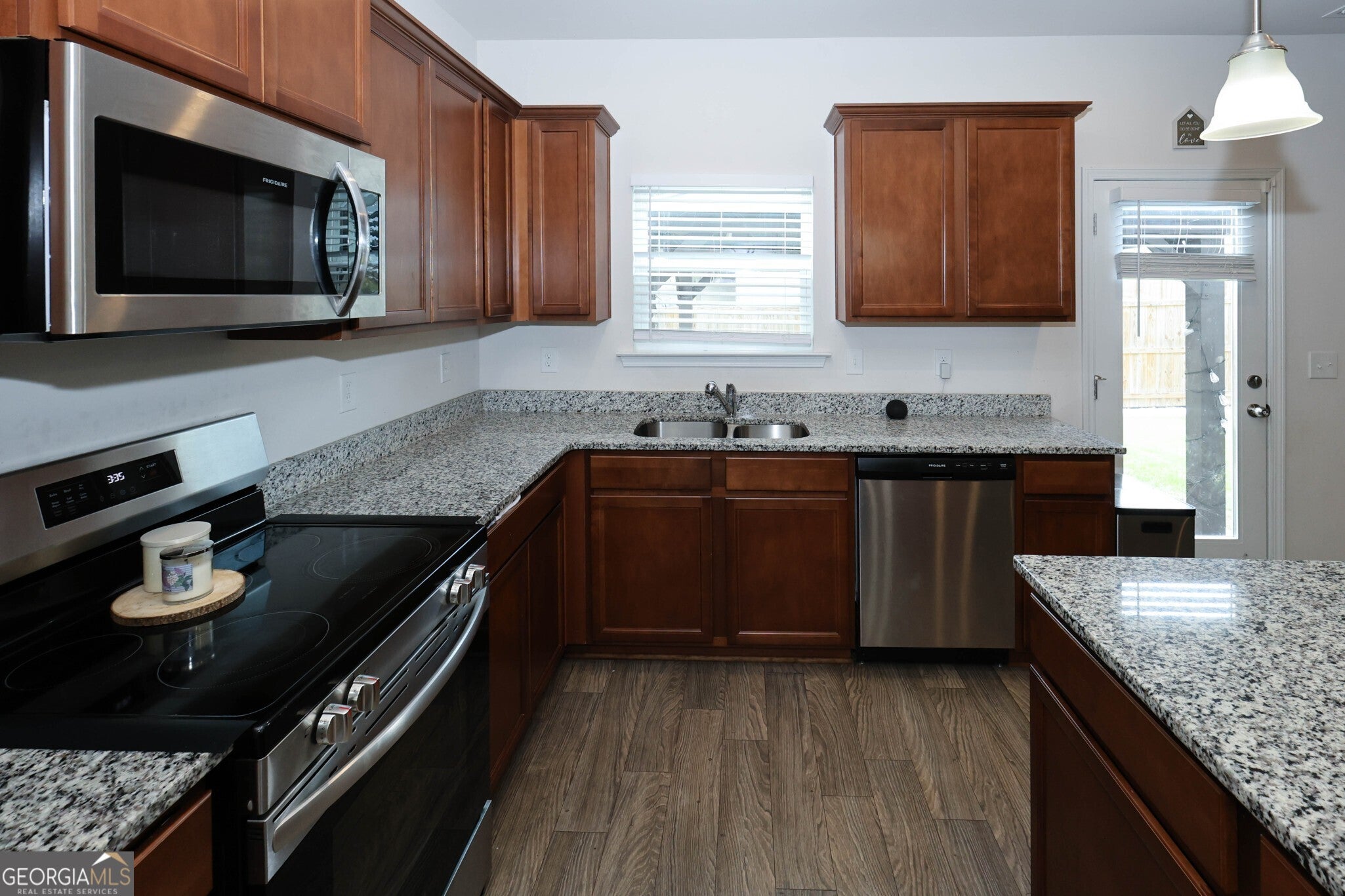 1229 Lyndhurst LN