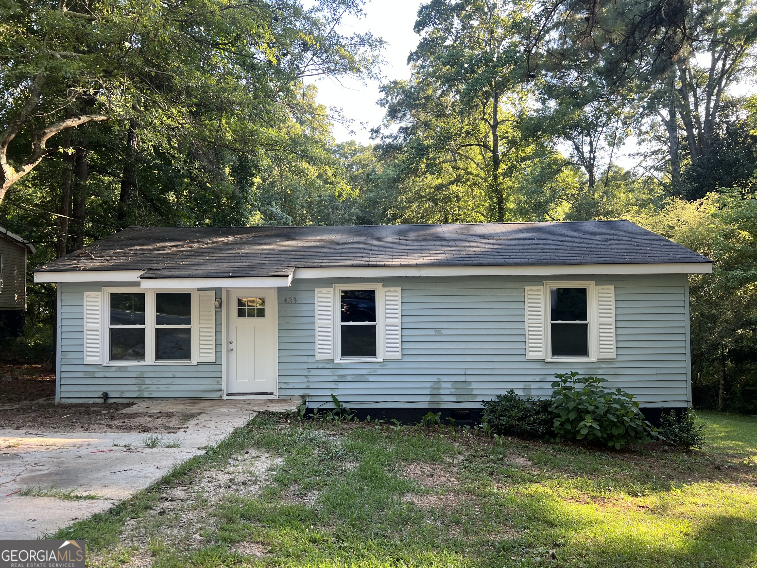 Welcome to 423 Banks St. in Monticello! Property features 3 bedrooms with 1 full bathroom. Recently updated In July 2025 with new paint, new flooring in the living room and bathrooms, new stove, and new lighting. Recently was used as a rental property. Investors dream or first time home-buyer. Located 2 minutes from downtown Monticello. Sold AS-IS.