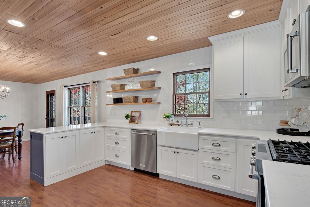 Photo of 126 East Lake Drive, Roswell, GA 30075 (MLS # 10754788)