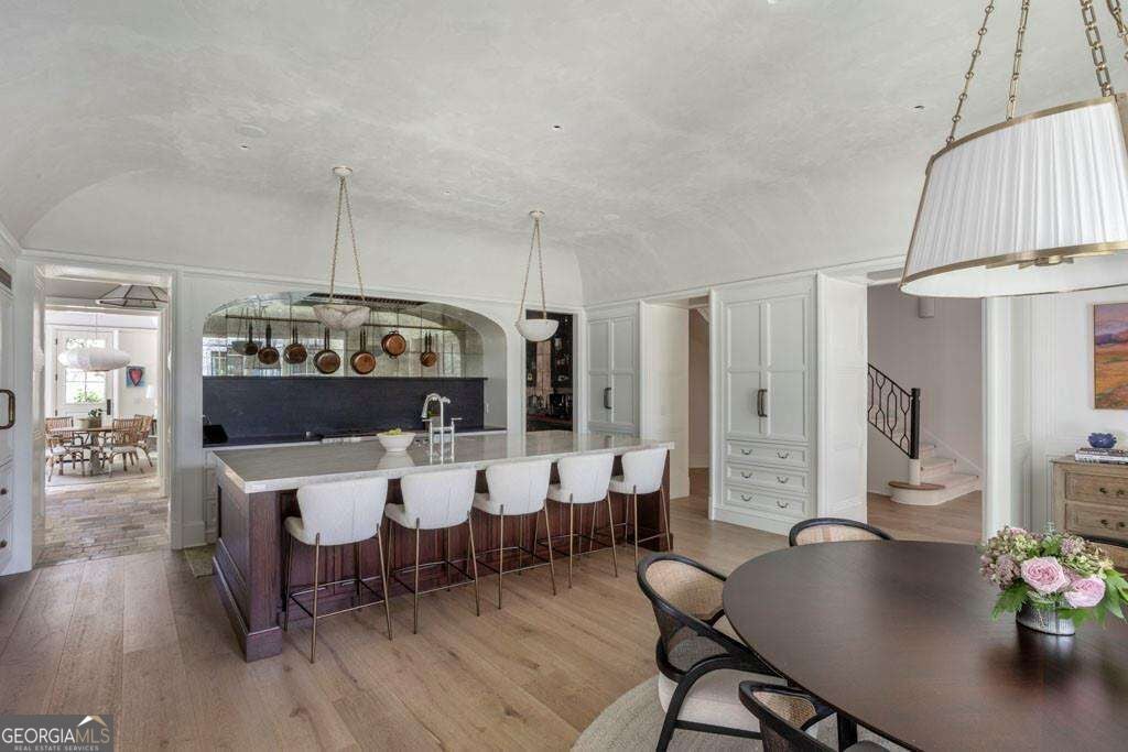 365 King RD NW