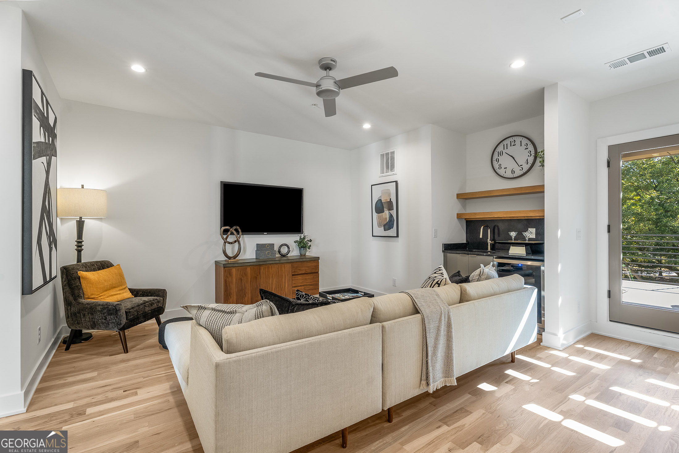 1099 North AVE NE 12