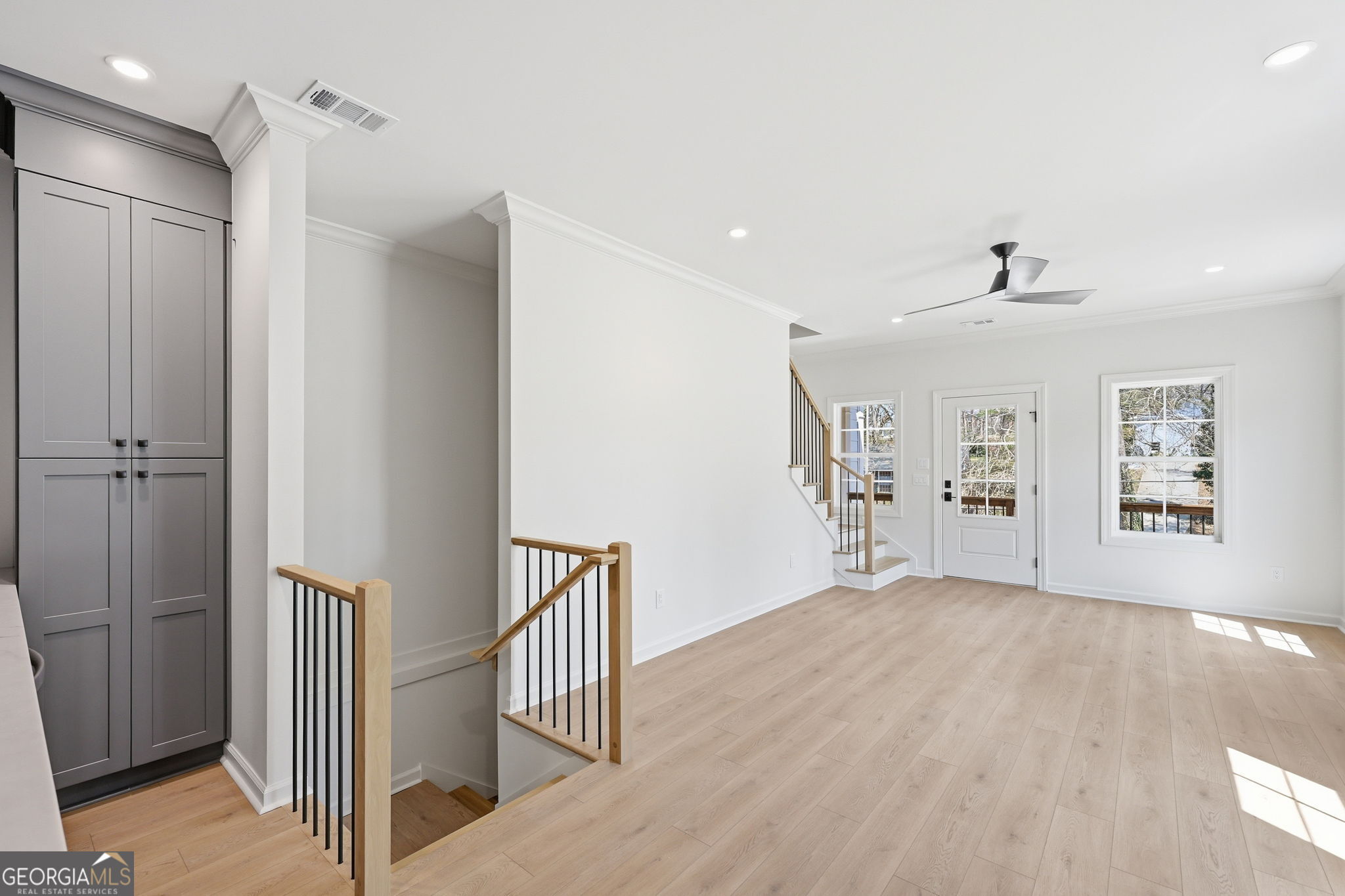 1121 Riverside TER