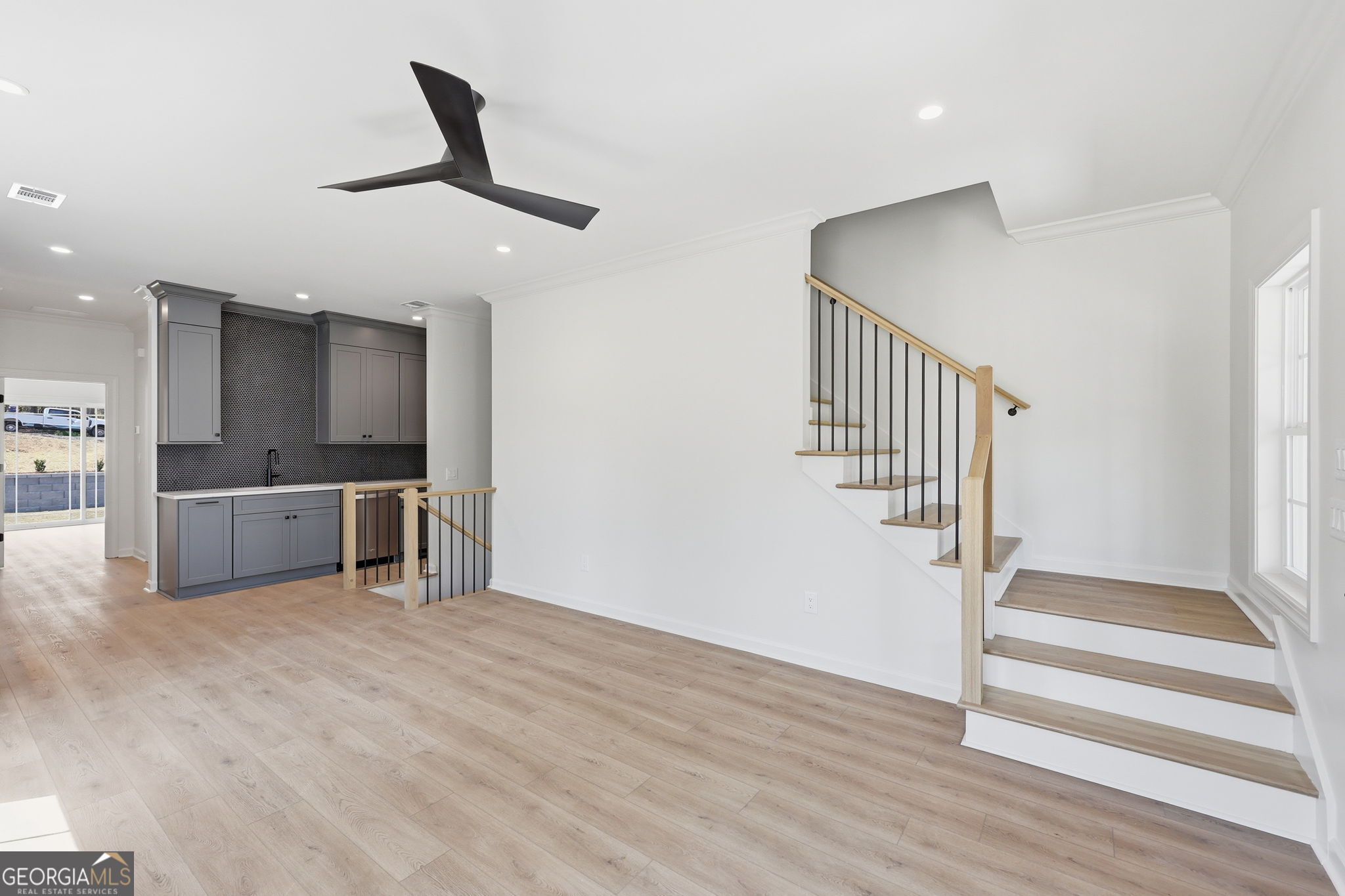 1121 Riverside TER