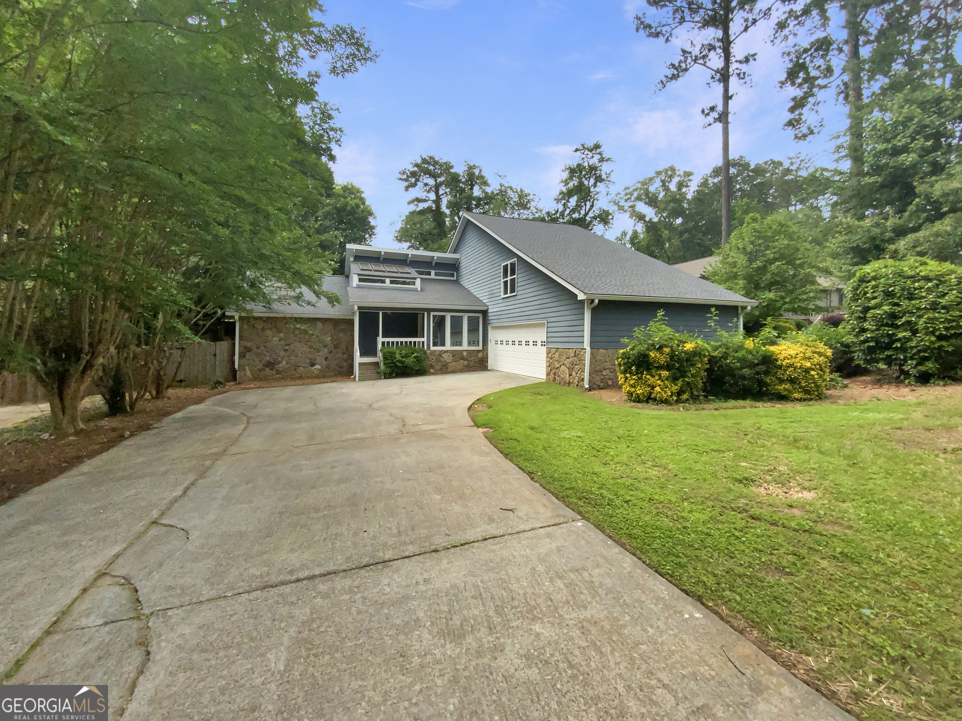 100-Day Home Warranty coverage available at closing.Welcome home! This home has Fresh Exterior Paint. A fireplace and a soft neutral color palette create a solid blank canvas for the living area. Step into the kitchen, complete with an eye catching stylish backsplash. Relax in your primary suite with a walk in closet included. The primary bathroom is fully equipped with a separate tub and shower, double sinks, and plenty of under sink storage. Take it easy in the fenced in back yard. The covered sitting area makes it great for BBQs! A must see!