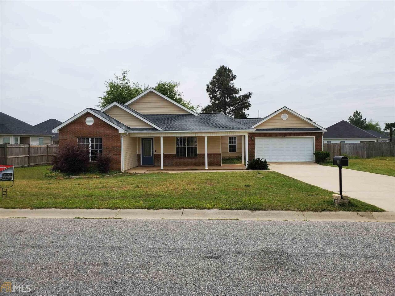 Nice 3 bedroom, 2 bath house with spacious kitchen, bonus rm, privacy fence, granite counters. Fireplace is open to greatroom and dining area. Verify schools with Houston County Board of Education