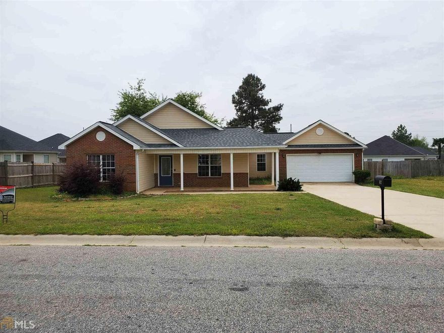 Nice 3 bedroom, 2 bath house with spacious kitchen, bonus rm, privacy fence, granite counters. Fireplace is open to greatroom and dining area. Verify schools with Houston County Board of Education