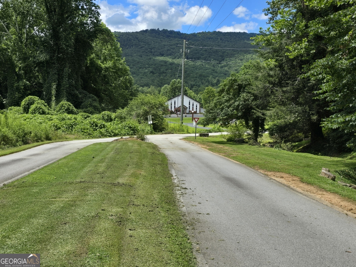 Beautiful Northeast Georgia - condo 3BR/3BA built 2000, elevator, private covered parking. Close to town and offers solitude