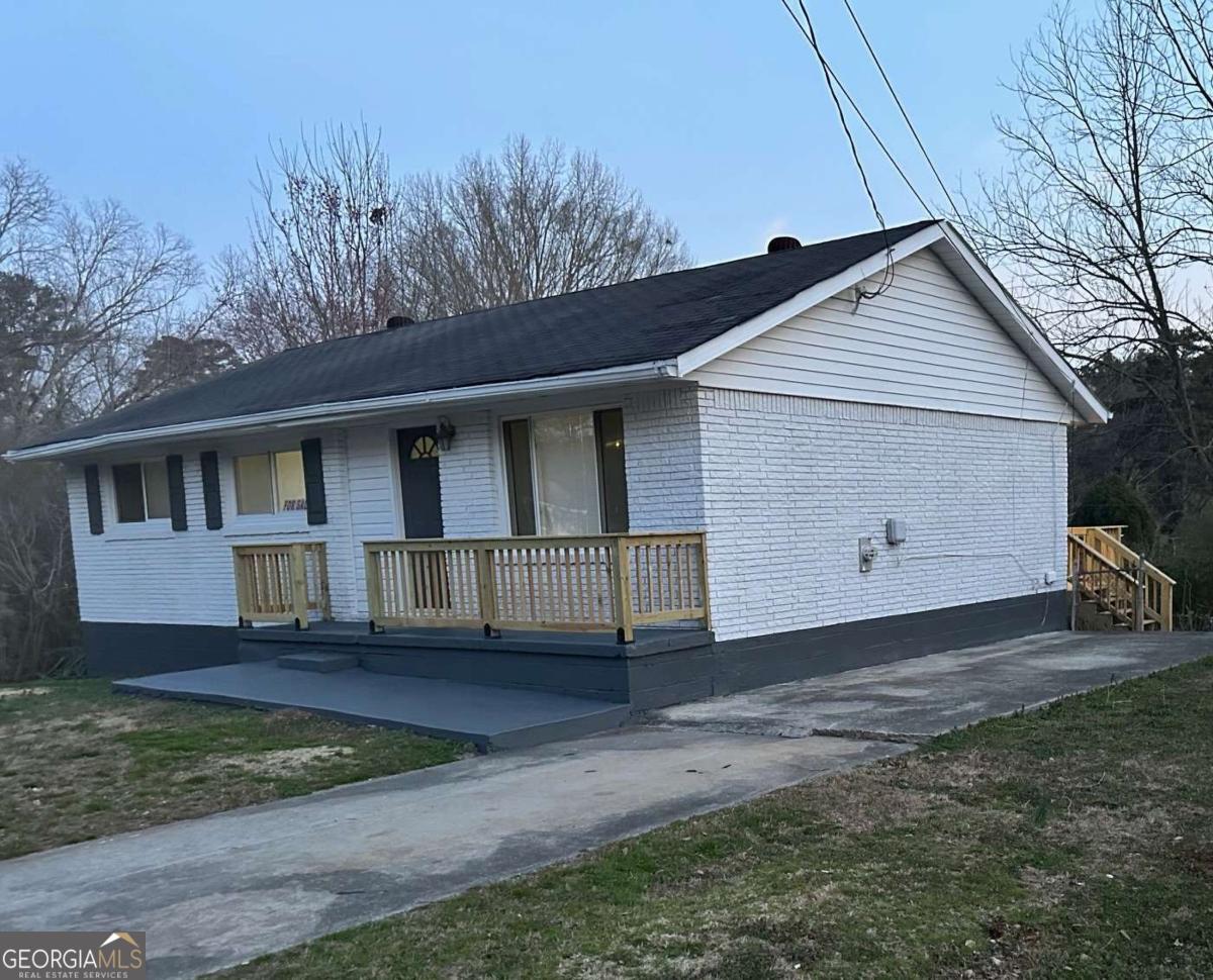 MOTIVATED SELLER Fully renovated 3/1 in Jonesboro. Close to highways, minutes from Airport and Downtown Atlanta. Great for 1st time home-buyer, investor for airbnb or straight rental.