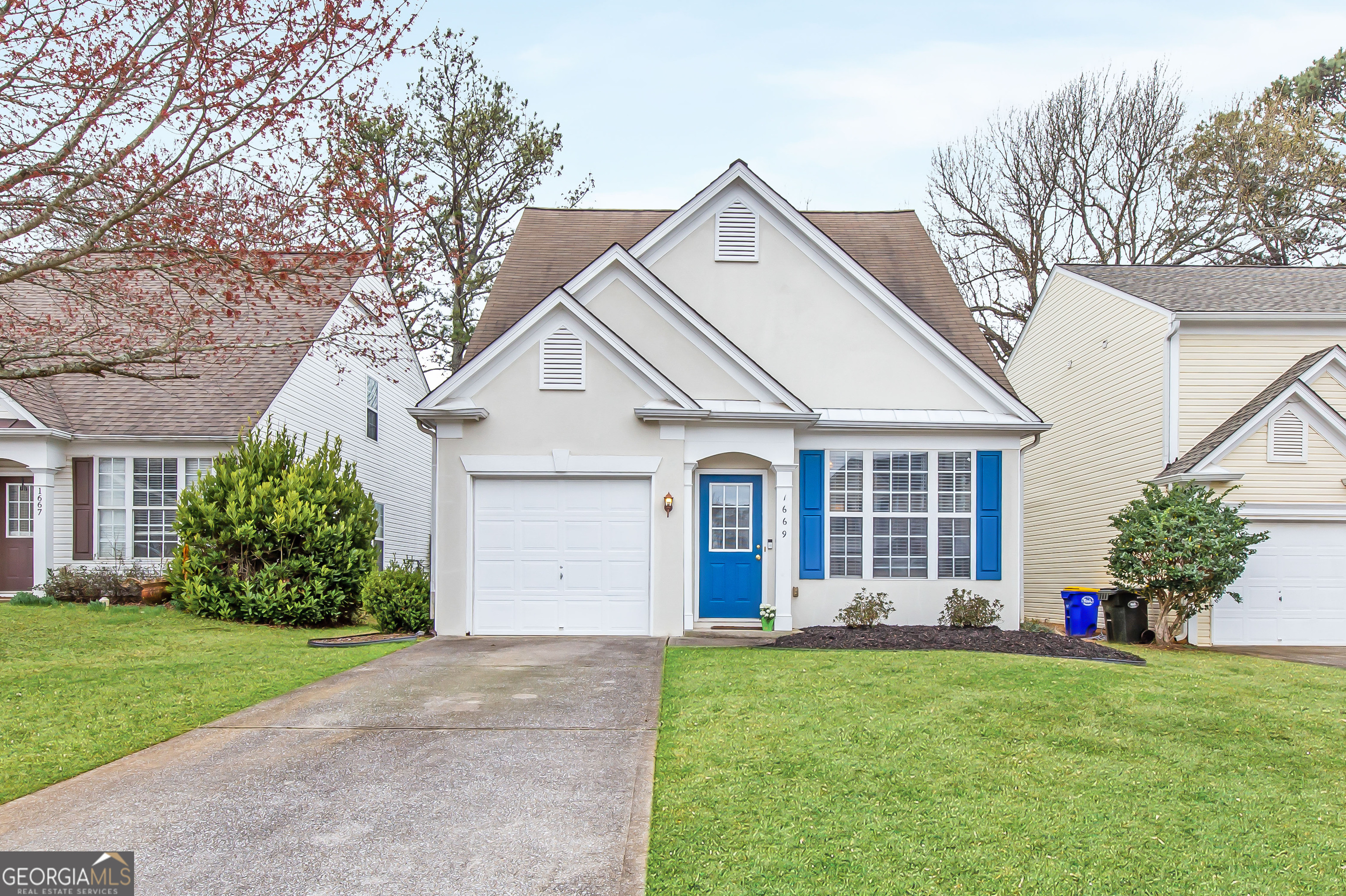 Awesome Location! Great neighborhood! Home features 3 bedrooms, 2 full baths, 1 half bath. Nice open floor plan. Spacious Master bedroom and bath on main with upstairs featuring two secondary bedrooms and loft, could be media room, or office, etc. Walking distance to Kennesaw Mountain Trails with great sidewalks, grocery shopping, restaurants, etc. Mins to 575 & 75, Marietta Square, Kennesaw, Kennesaw College. Very low maintenance exterior.