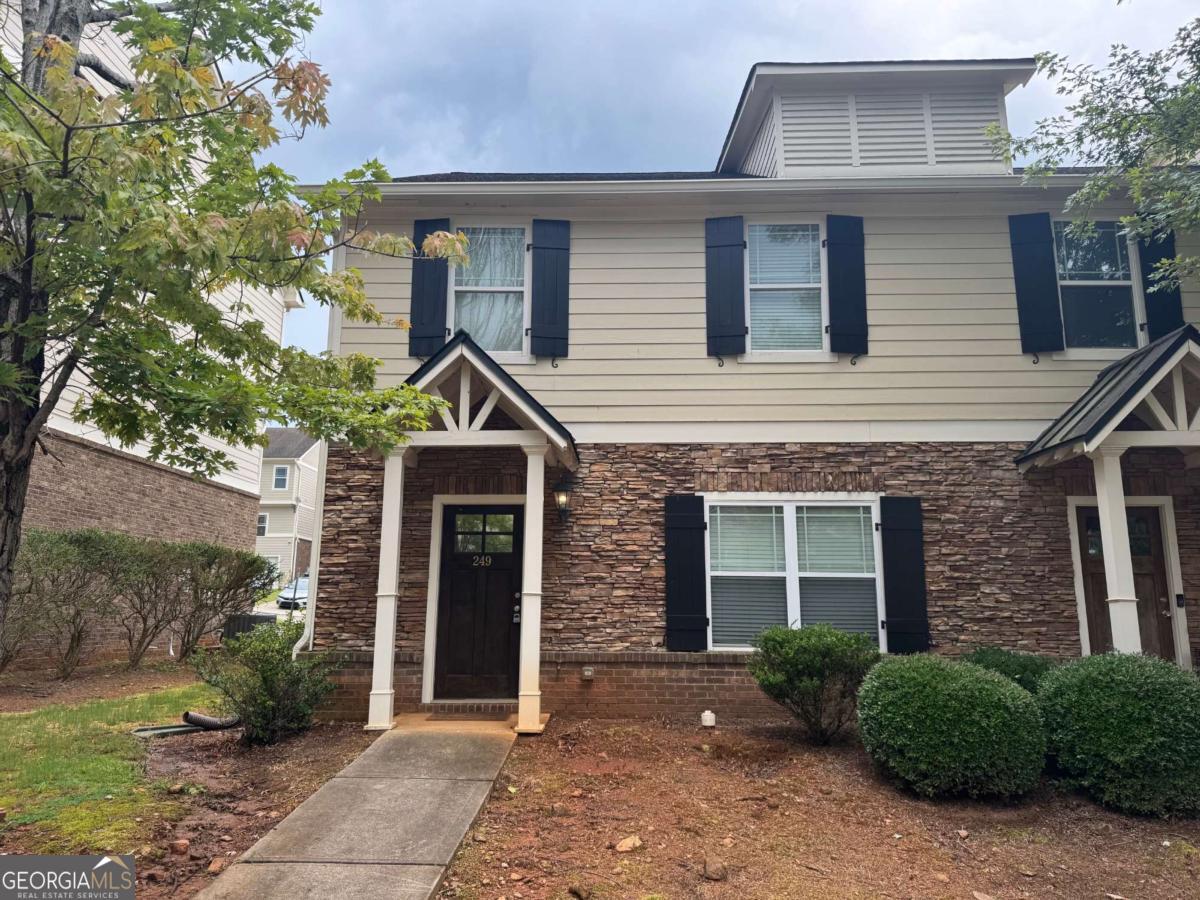 3 bedroom/3.5 bath townhome located on the eastside of Athens off of Whitehall Rd. Convenient to restaurants, shopping, and UGA Vet School.