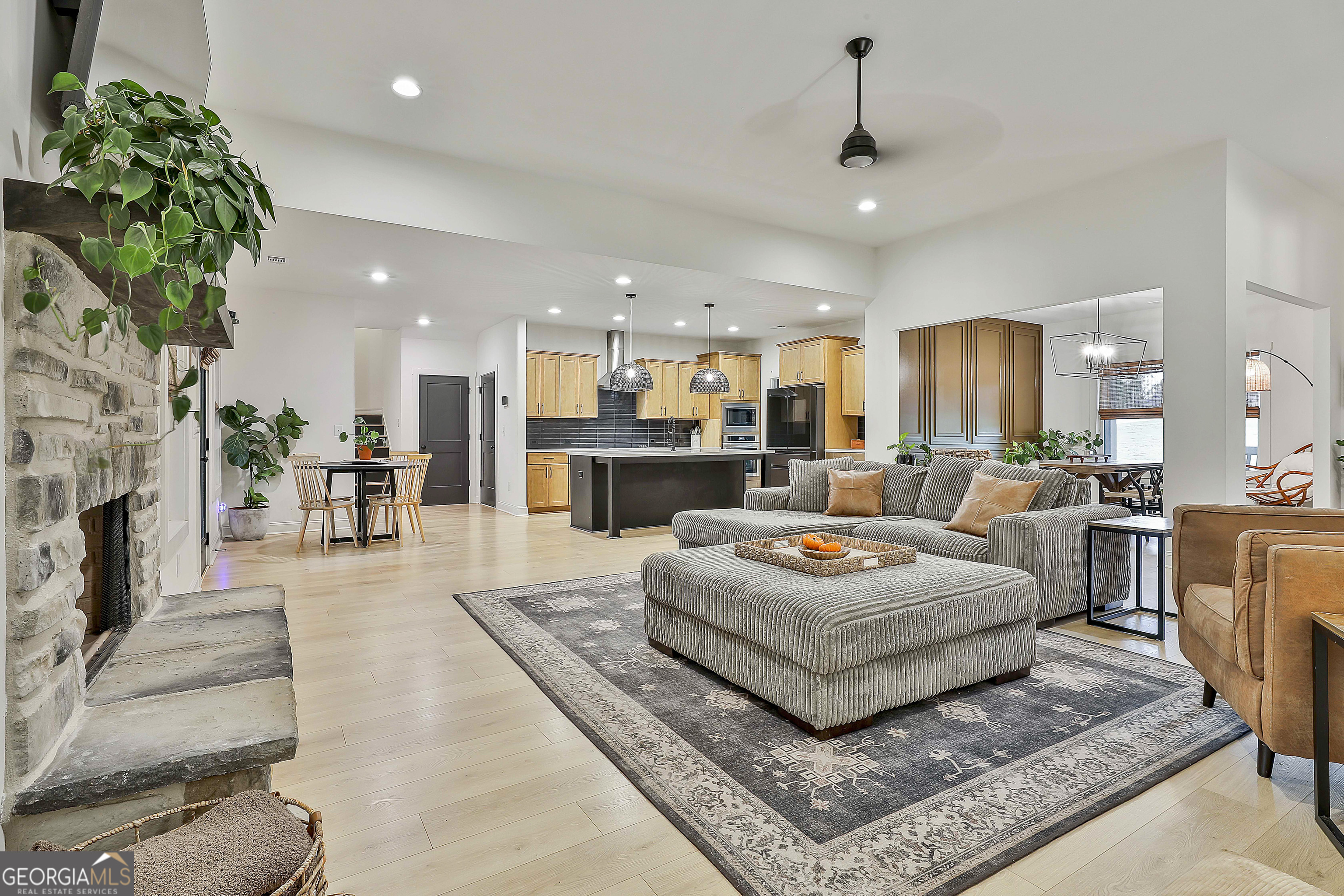 Senoia, Georgia 30276, United States, 5 Bedrooms Bedrooms, ,4 BathroomsBathrooms,Residential,Active,220213