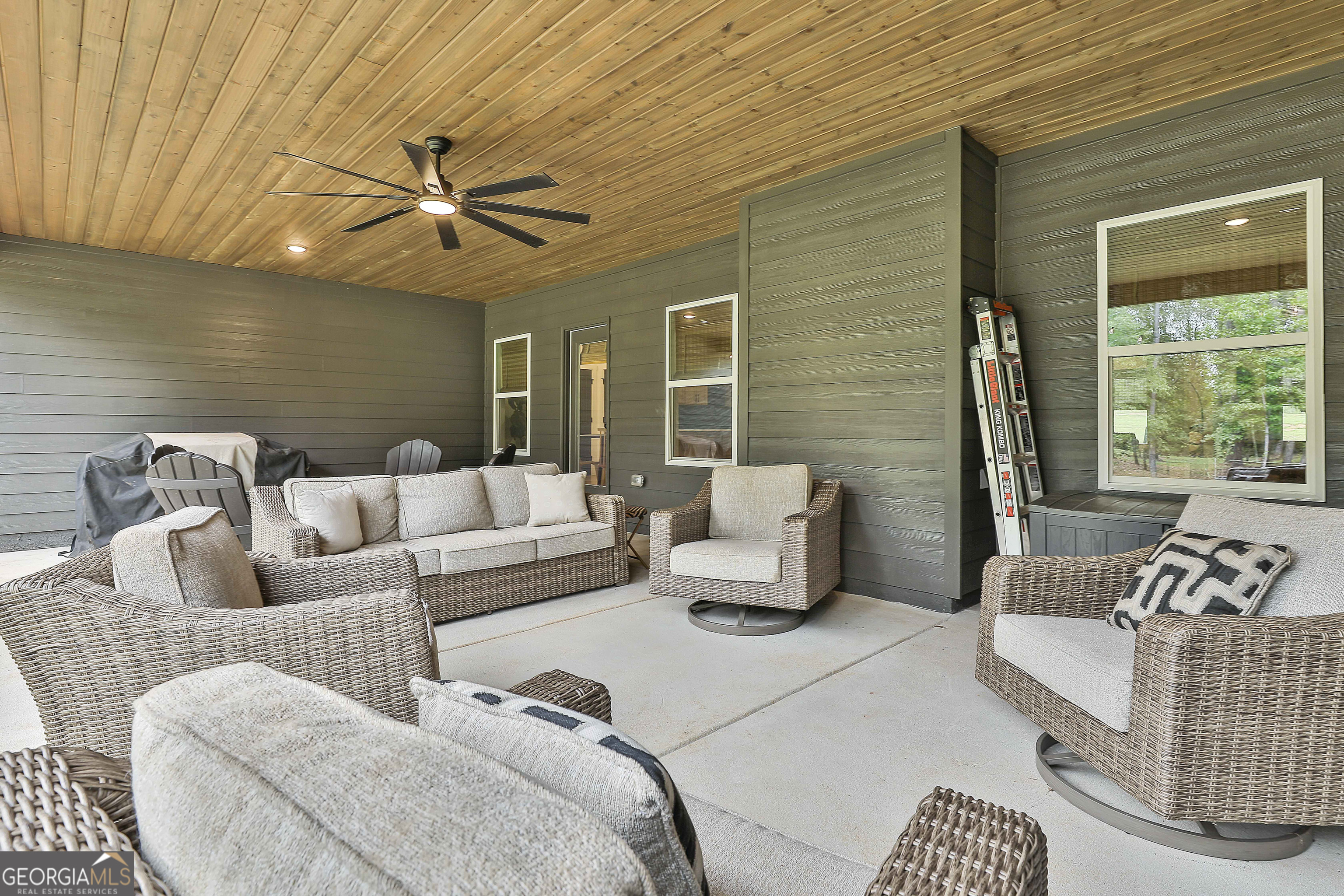 Senoia, Georgia 30276, United States, 5 Bedrooms Bedrooms, ,4 BathroomsBathrooms,Residential,Active,220213