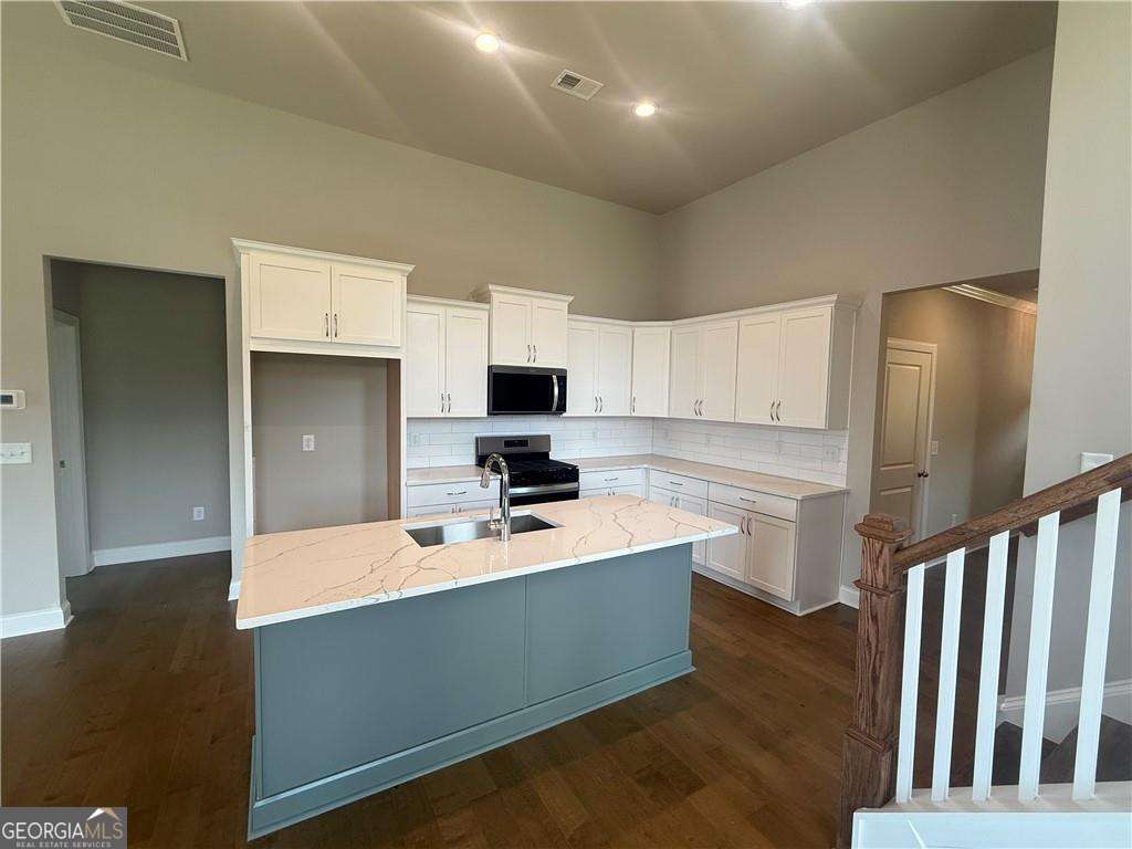 308 Lakeside CT