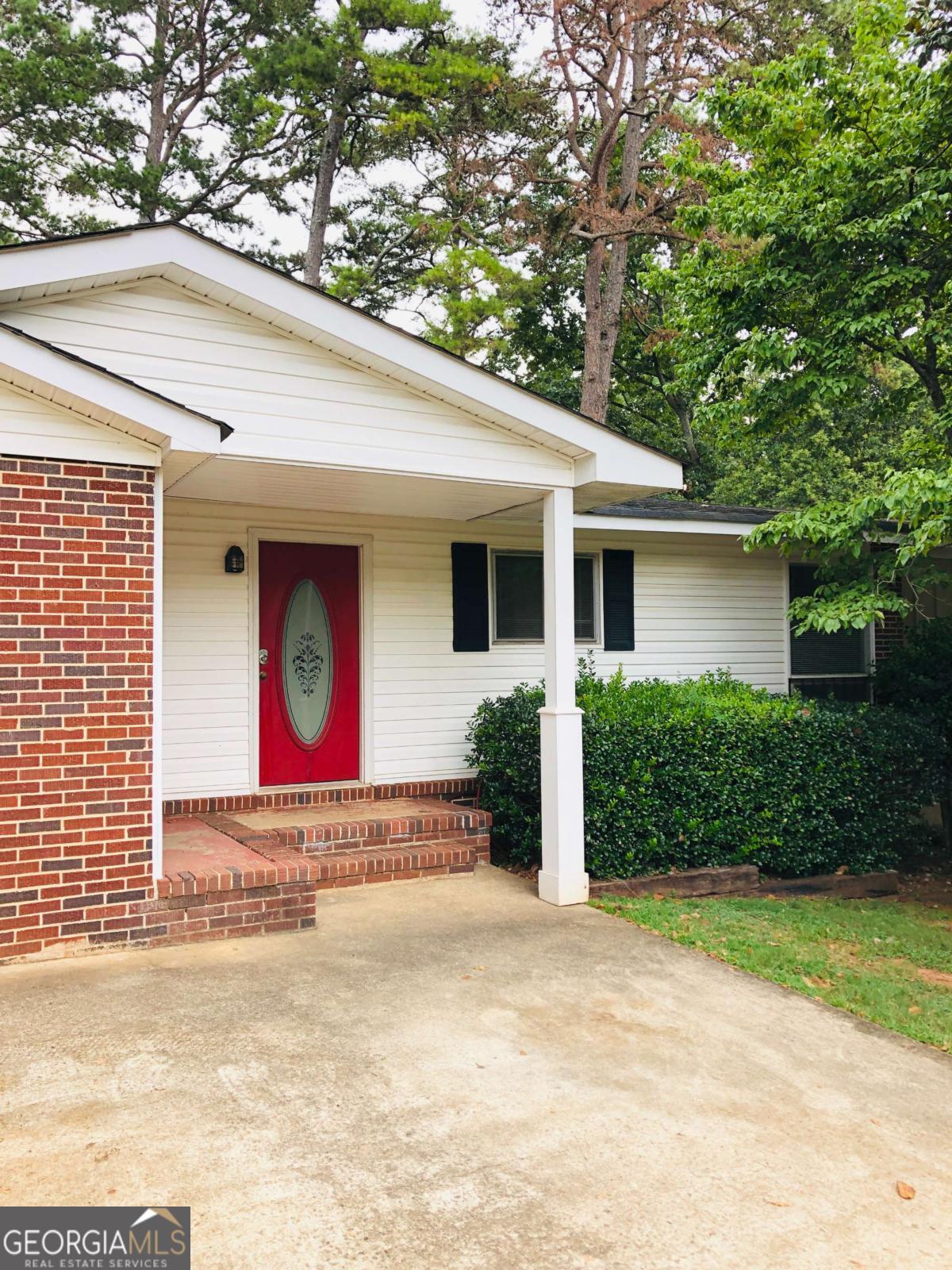 Incredible investment property located close to campus, close to UGA Vet Med Teaching Hospital, close to HWY 316 and downtown Athens too! Updated kitchen and baths are a rare find in our in-town investment properties and 123 Garden Lane is in tip-top shape. This property features three bedrooms, two full baths, hardwood and tile flooring, and a deck for enjoying the backyard. Schedule your showing today!