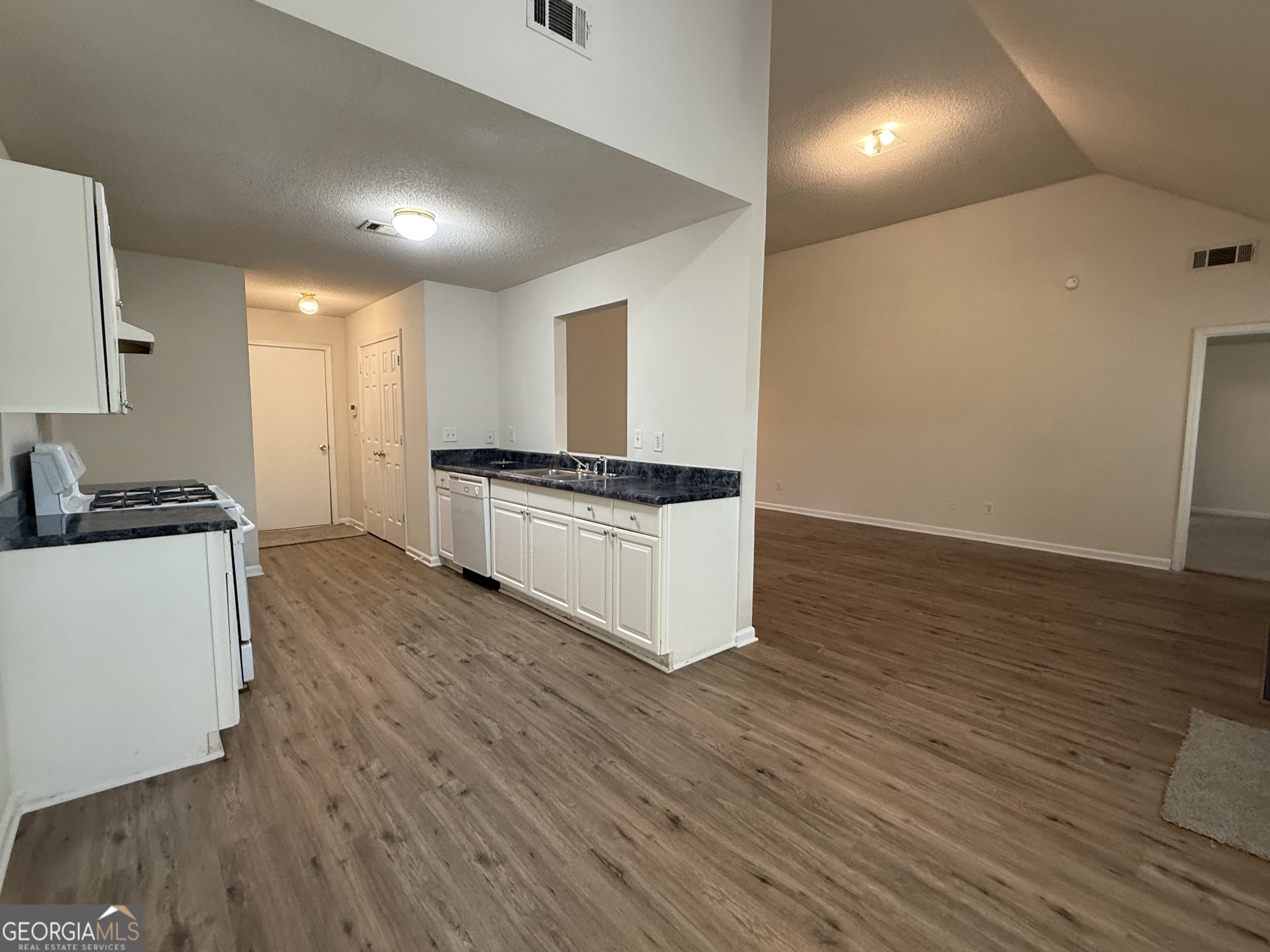 6264 Lakeview CT