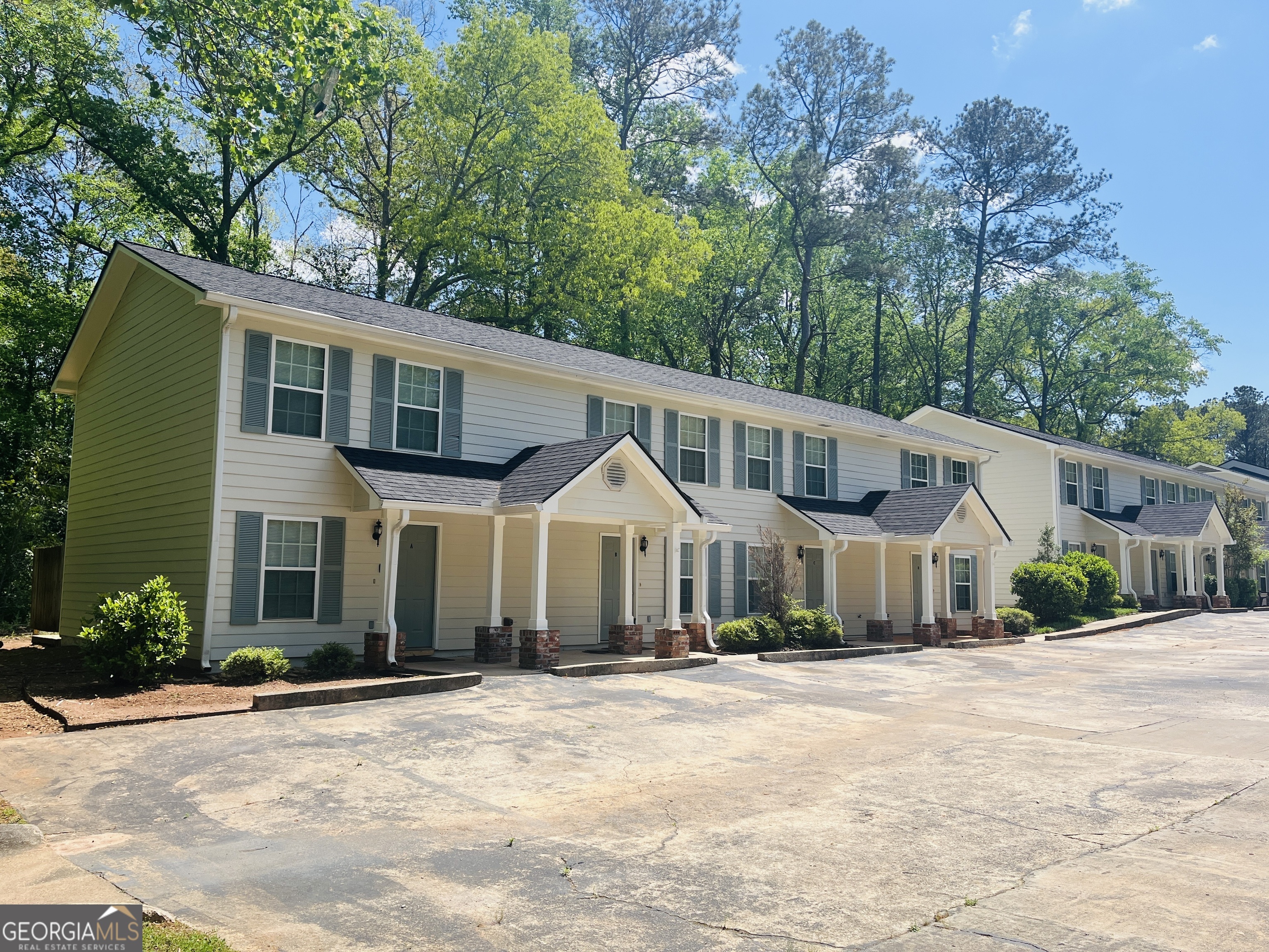 Welcome home! 2 bed, 1.5 bath, newly renovated, LVP flooring, large rooms, W/D hook ups, private patio...located minutes from the Historic Hillside District in Lagrange! Must see!