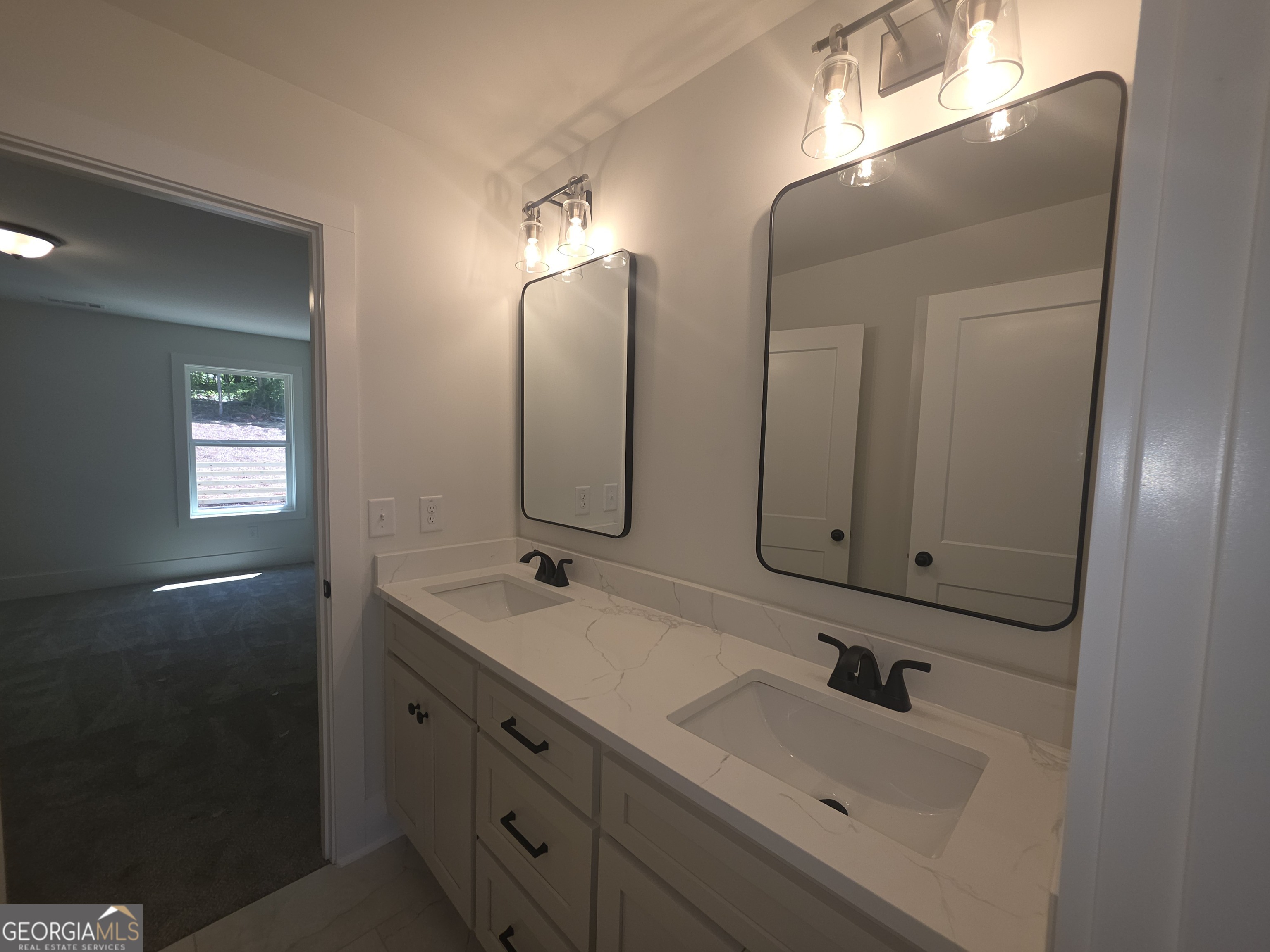 19 Louie LN 33