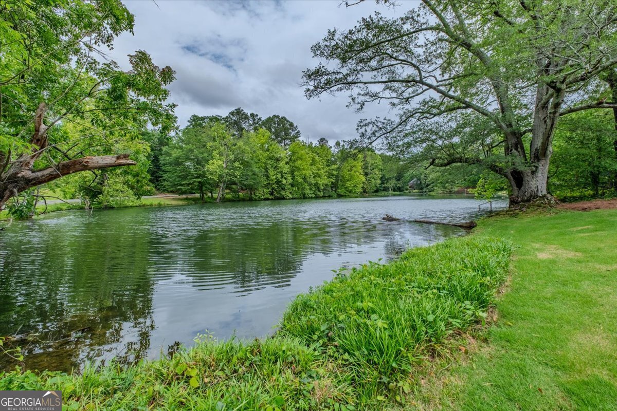 227 W Lakeshore DR SE