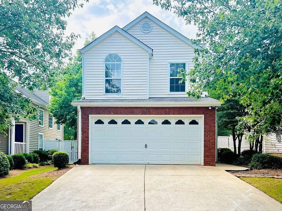 Very Nice 3 Bedroom 2 Bath with Master on Main. All new appliances including Washer and Dryer. Private backyard with four side privacy fencing. Solid Surface countertops; Luxury vinal flooring in Great Room, Carpet in Bedrooms Conveinently located in the Avesong Subdivision. Lots of Shopping and eating establishments within 5 minutes driving distance.