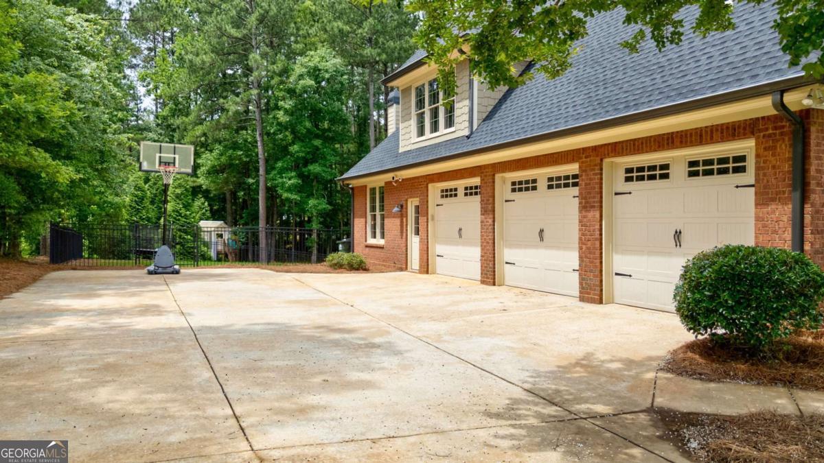1215 Shoal Creek WAY