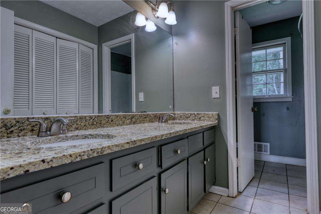 3185 Village Glen TRL