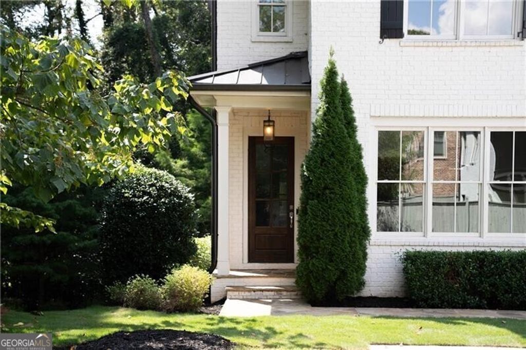 Photo of 1760 Barclay Close NW, Atlanta, GA 30318 (MLS # 10731207)