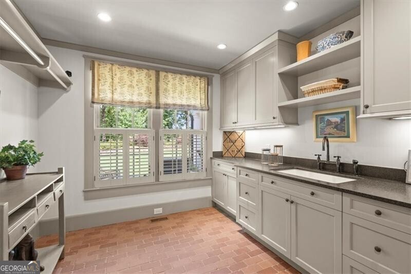 Alpharetta, Georgia 30005, United States, 4 Bedrooms Bedrooms, ,5 BathroomsBathrooms,Residential,Pending,17468