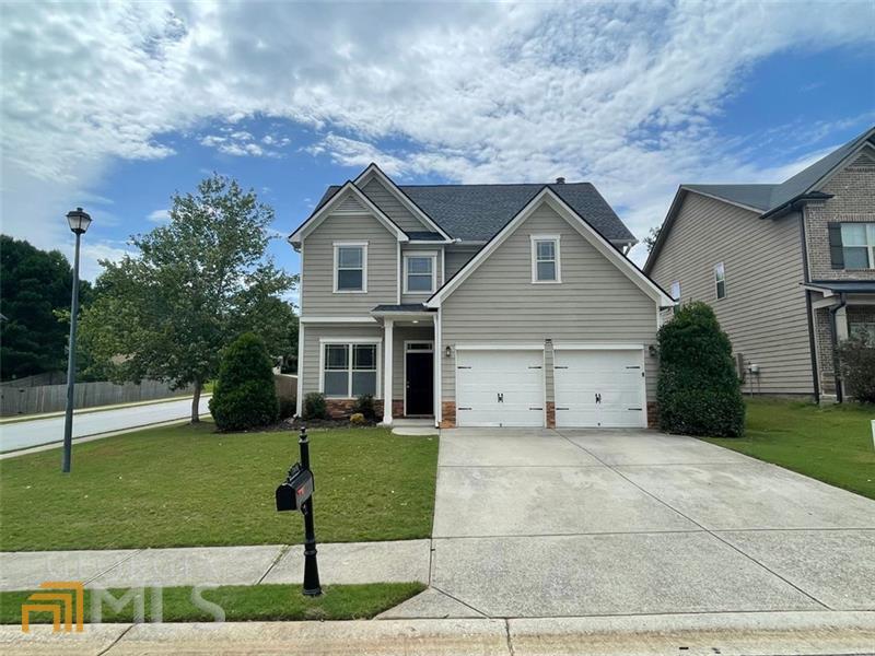Great 3 bedroom, 2.5 bath home in Braselton, has Owner's suite on Main. Open concept, high ceilings. Dining room off foyer entrance. Home features family room which opens to kitchen and breakfast area, breakfast bar, electric cooktop and a walk-in pantry. There is also a loft or flex space. There is a screened in porch, overlooking the fenced in backyard.