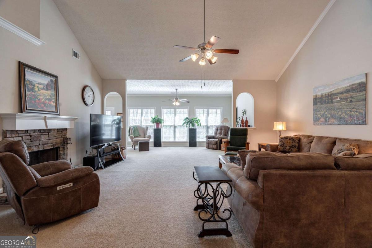 125 Laurel Oaks LN