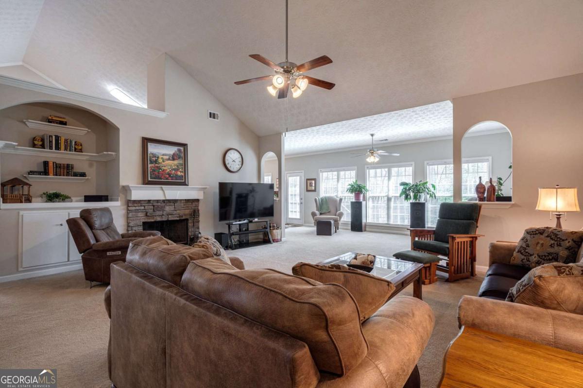125 Laurel Oaks LN