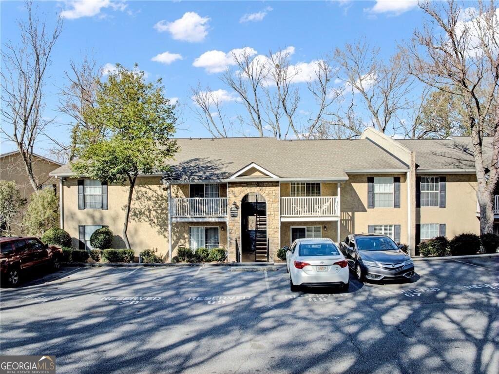 Beautiful Move-In Ready Ground-Floor Condo in Prime Vinings Location! Live in the heart of Vinings with this spacious, turn-key 1-bedroom condo located on the first level with deeded parking right at your doorstep. The open-concept layout features a bright kitchen overlooking the living room, perfect for entertaining. Luxury vinyl flooring, plantation shutters, and a private outdoor patio create a warm and welcoming vibe. The generous bedroom boasts great natural light and a walk-in closet. Enjoy the convenience of in-unit laundry - washer & dryer included! Community perks include: Swimming pool Tennis courts Fitness center Clubhouse Dog park Plenty of guest parking Unbeatable Vinings location just minutes from Vinings Jubilee, The Battery/Truist Park, Silver Comet Trail, and Chattahoochee River National Park. With easy access to I-75 & I-285, this peaceful community offers the perfect blend of serenity and convenience. Move quickly - opportunities like this in Vinings don't last long!