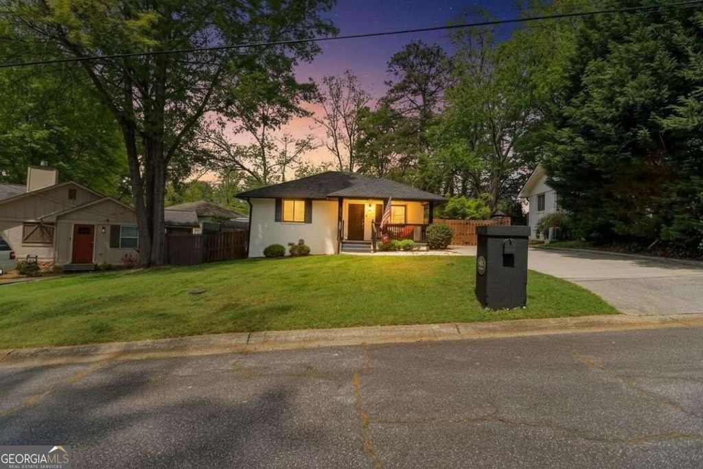 Photo of 823 Frances Drive SE, Smyrna, GA 30080 (MLS # 10797154)