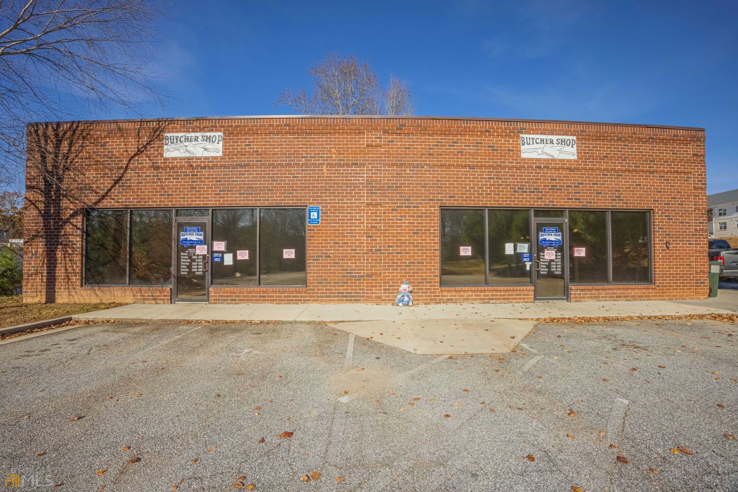 RETAIL, RESTURANT, OFFICES, Store and/or Store Fronts....Make your Dream a REALITY in Jackson County. This Commercial building has so much to offer with 2 Store Fronts...Keep the open floor plan or put the wall back up and have your Dream Business and Lease the other side. The possibilities are endless with this easy to maintain Brick Building, large parking lot and great ROAD FRONTAGE in Jefferson, GA.
