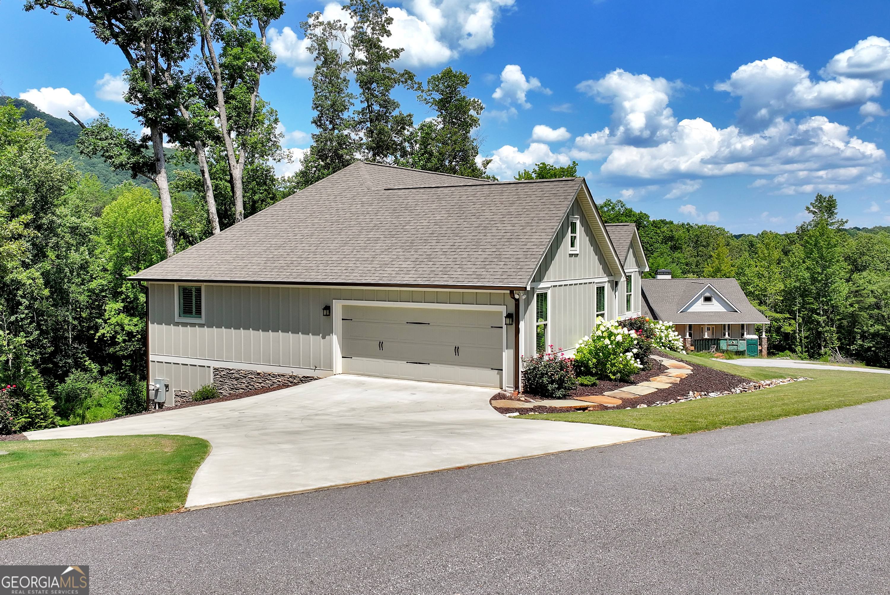989 Yonah Lake DR