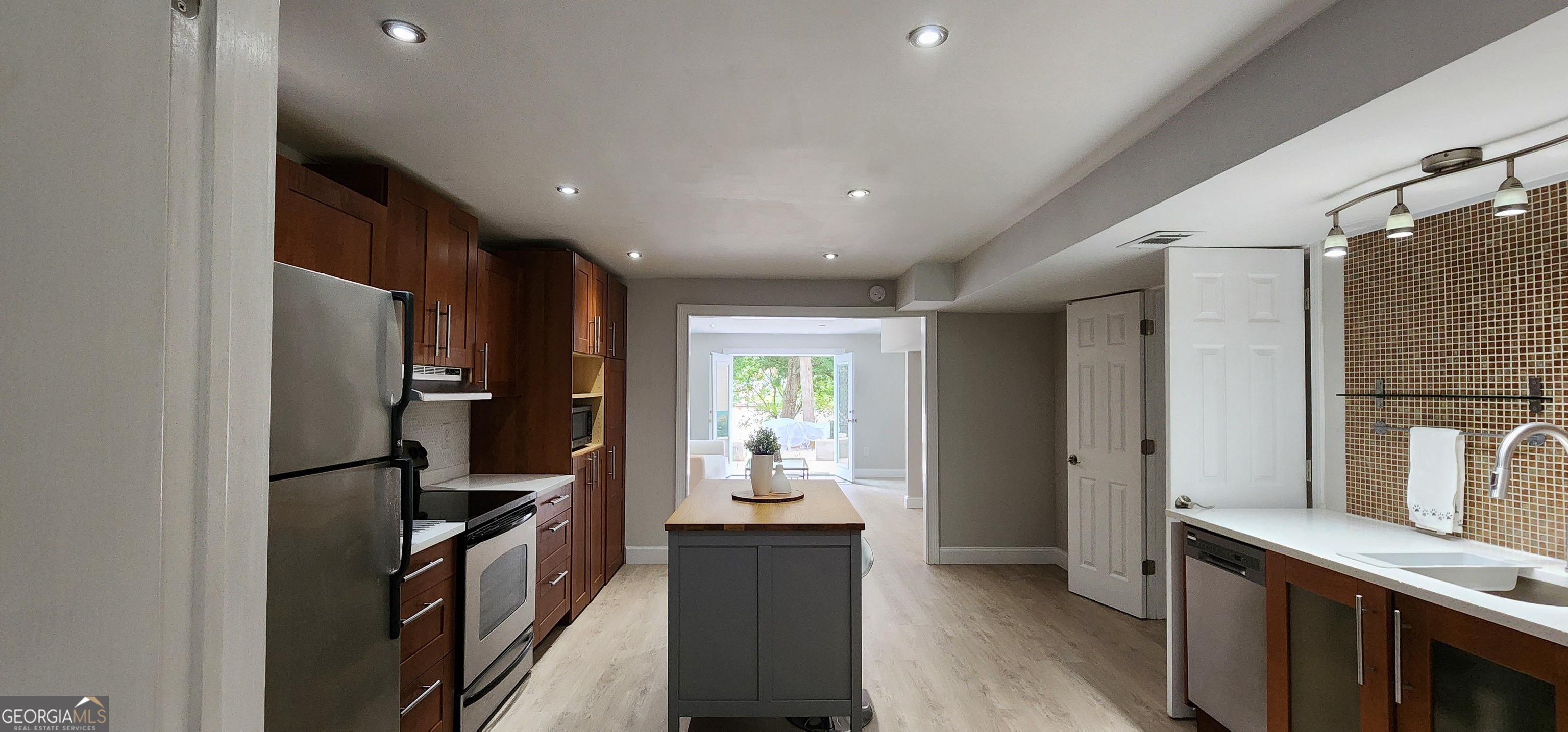 Suwanee, Georgia 30024, United States, 2 Bedrooms Bedrooms, ,1 BathroomBathrooms,Residential,Active,41523