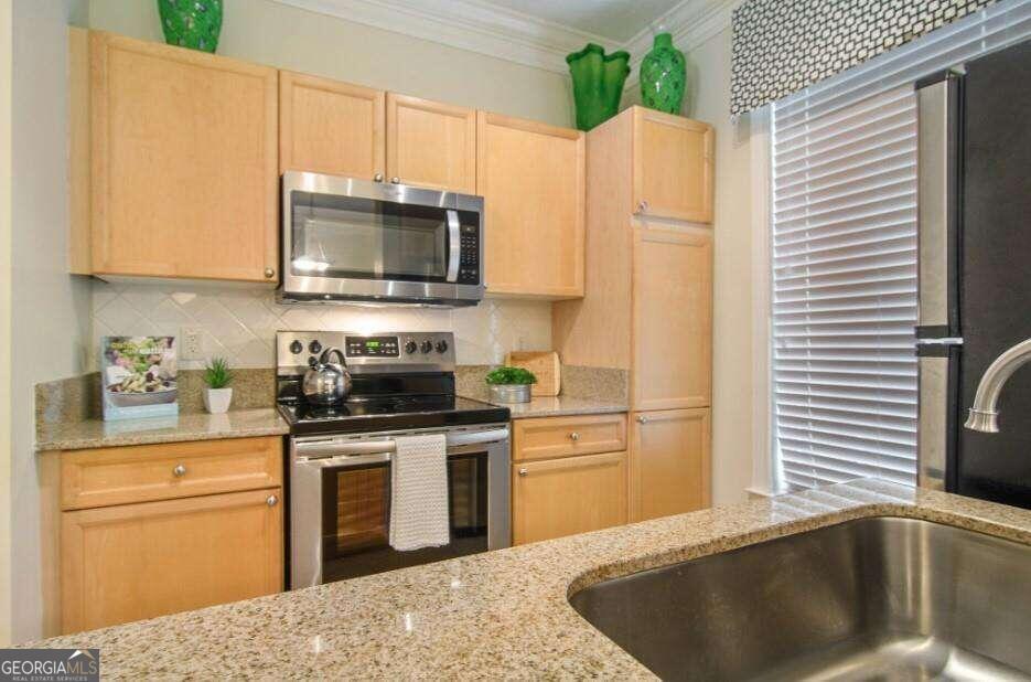 Variety of floor plans, including large, traditional 1 and 2 bedroom floor plans, as well as 1, 2, and 3 bedroom town homes. Next to Emory University, easy access to Virginia Highland, Downtown Decatur & Midtown. Pool, 24hr fitness center, & car care center.