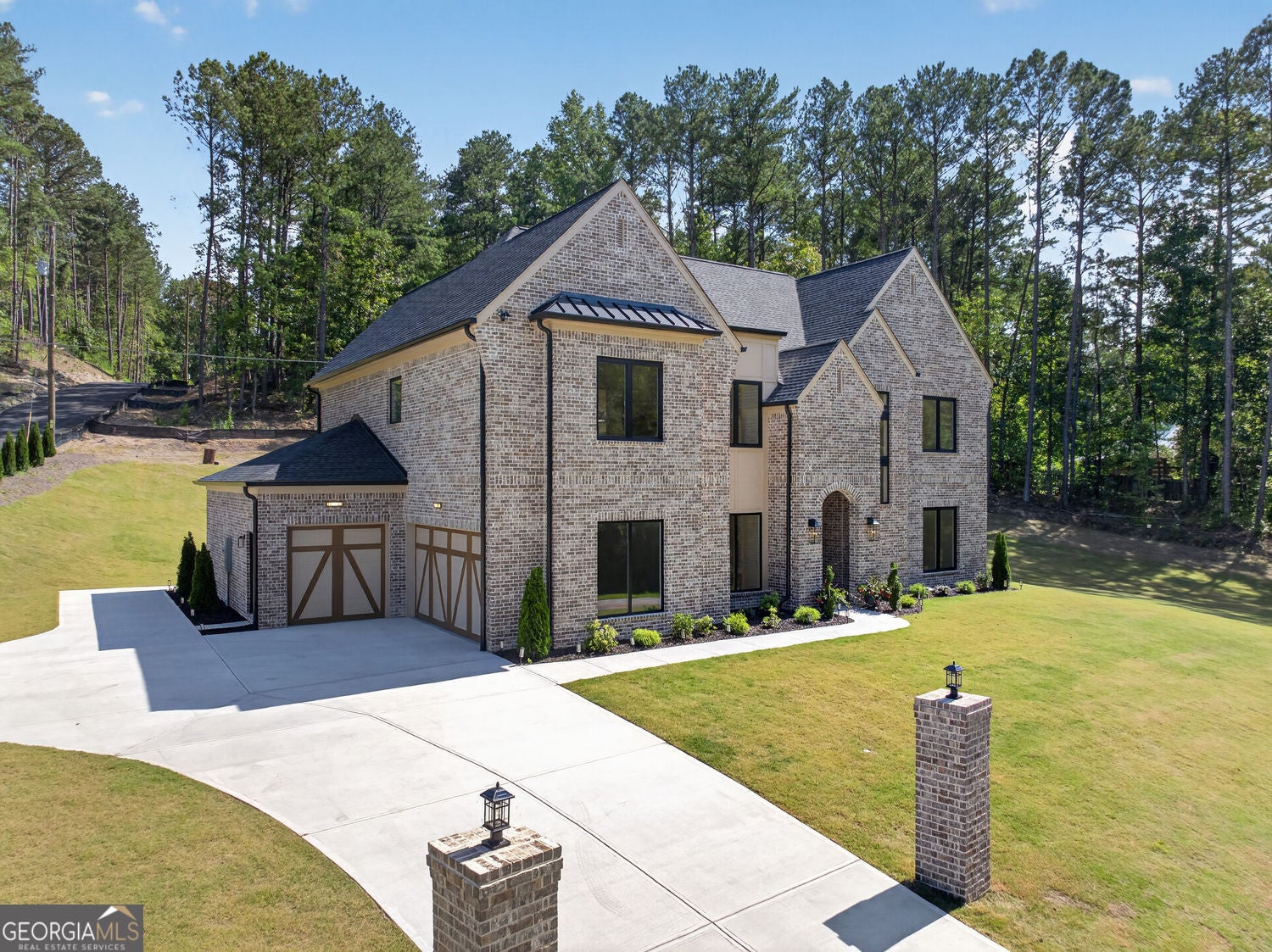 1557 Whitley RD