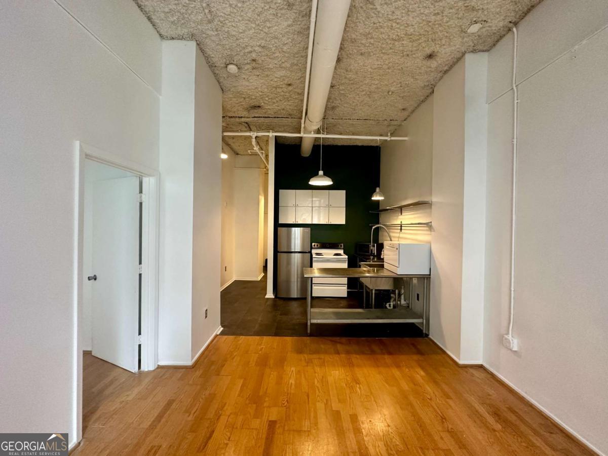 Charming 1-bedroom condo in the heart of Atlanta! This cozy home offers the perfect blend of comfort and convenience, ideal for city living. Bright and inviting, the space makes the most of every square foot with an efficient layout and warm atmosphere. Step outside and you're just moments away from Atlanta's best dining, shopping, and entertainment. Whether you're a first-time buyer, downsizing, or looking for a great intown investment, this condo is a must-see!
