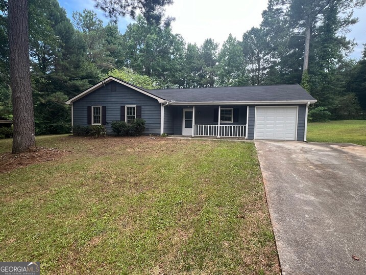 3 Bedroom, 2 Bath ranch located featuring an oversized vaulted ceiling family room, kitchen with breakfast area, large master bedroom with walk-in closet, master bath with tub/shower unit, generous guest bedrooms, hall bath, laundry room, single car garage, patio and huge backyard. LVP flooring throughout.