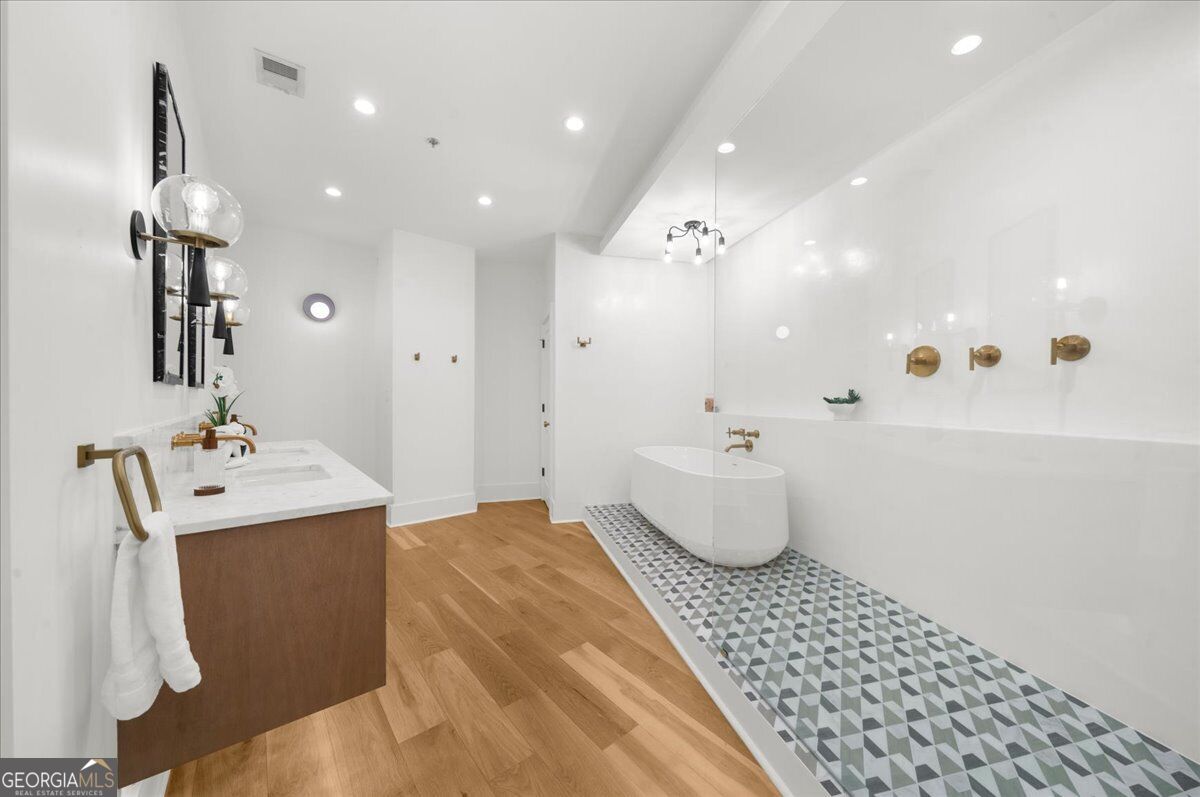 2881 Peachtree RD NE APT 2201