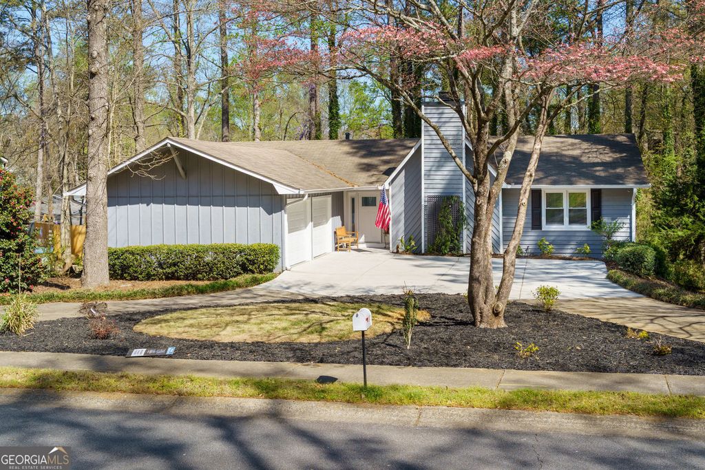 Photo of 2470 Trent Drive, Marietta, GA 30066 (MLS # 10717632)