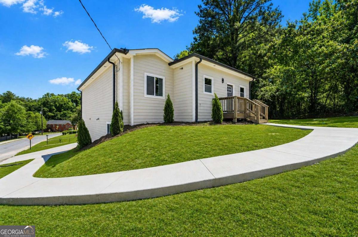 305 Fairburn RD NW