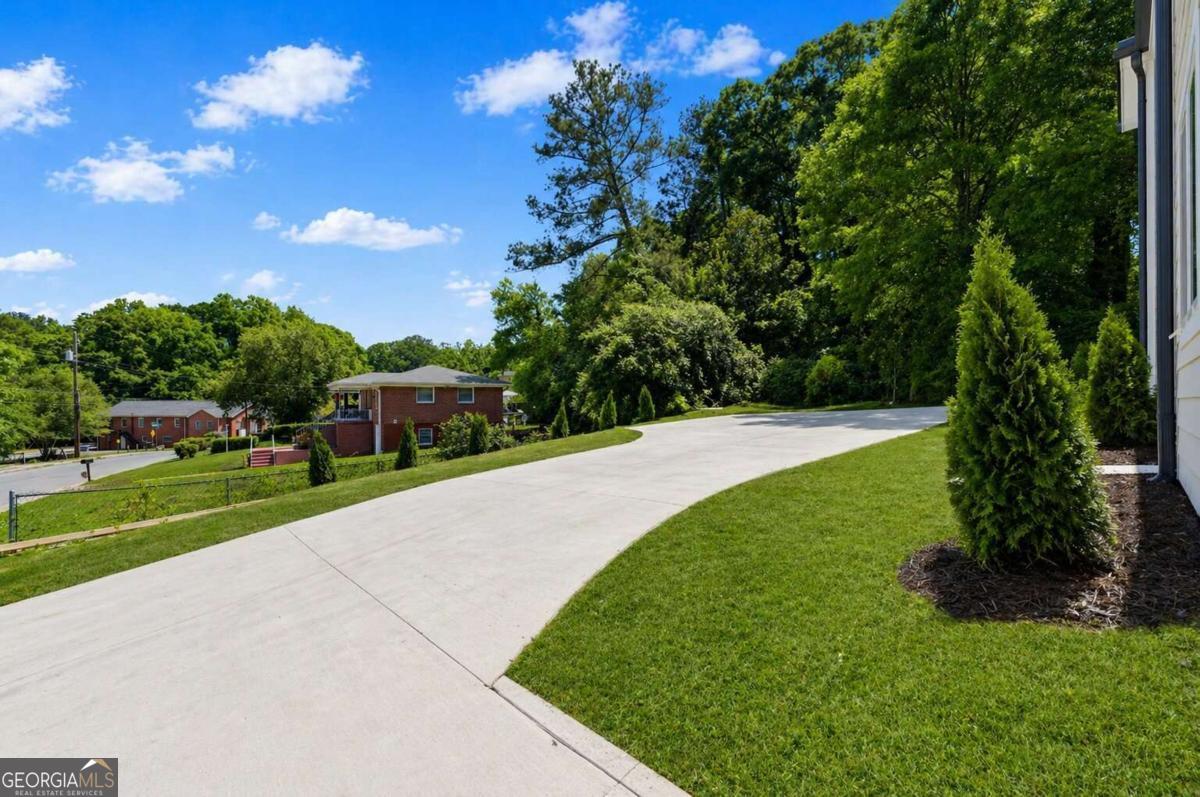 305 Fairburn RD NW