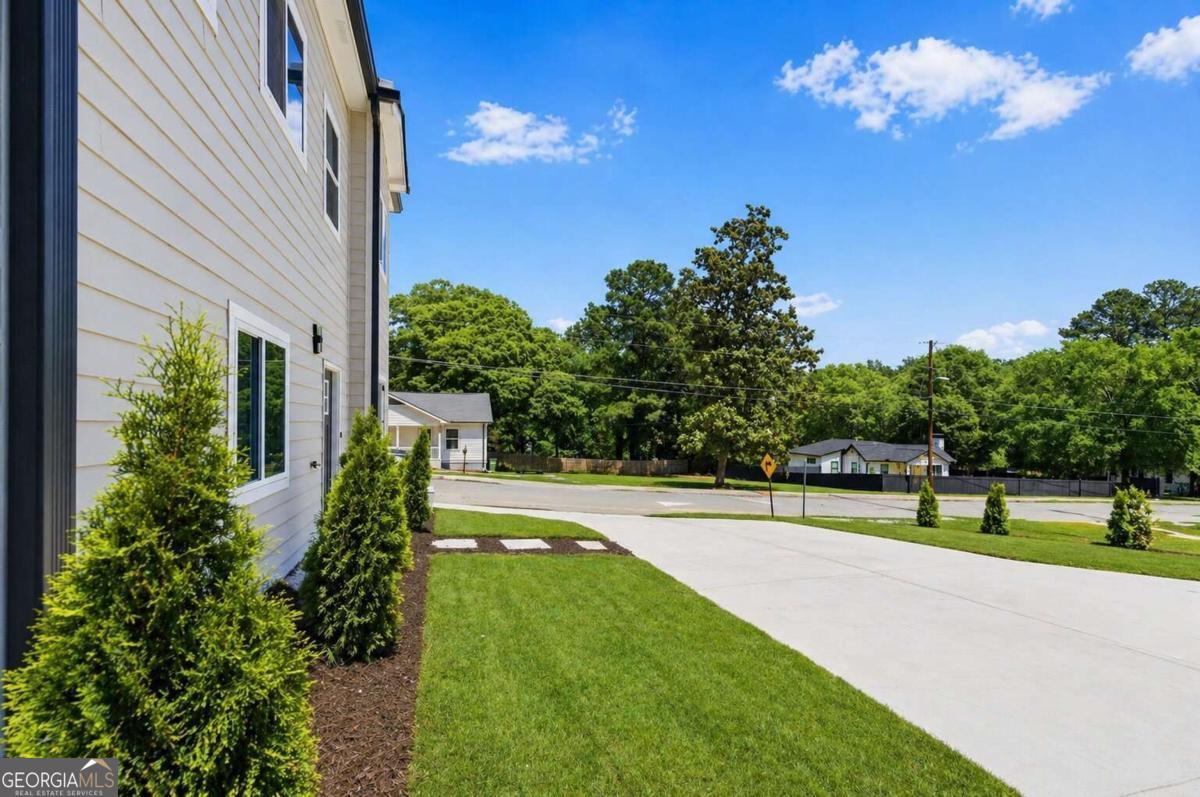 305 Fairburn RD NW