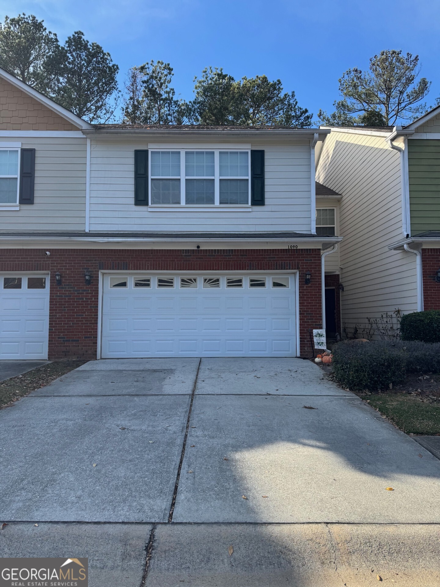 Very nice unit with New laminate floor in main area, New AC, large kitchen with tons of cabinets, laundry room between kitchen and garage. Large pantry. Two large bedrooms with walking closets and private bathrooms, loft area between bedrooms could be used for office, game room or TV room, extra closets. Private back yard, very close to restaurants, shopping and parks.