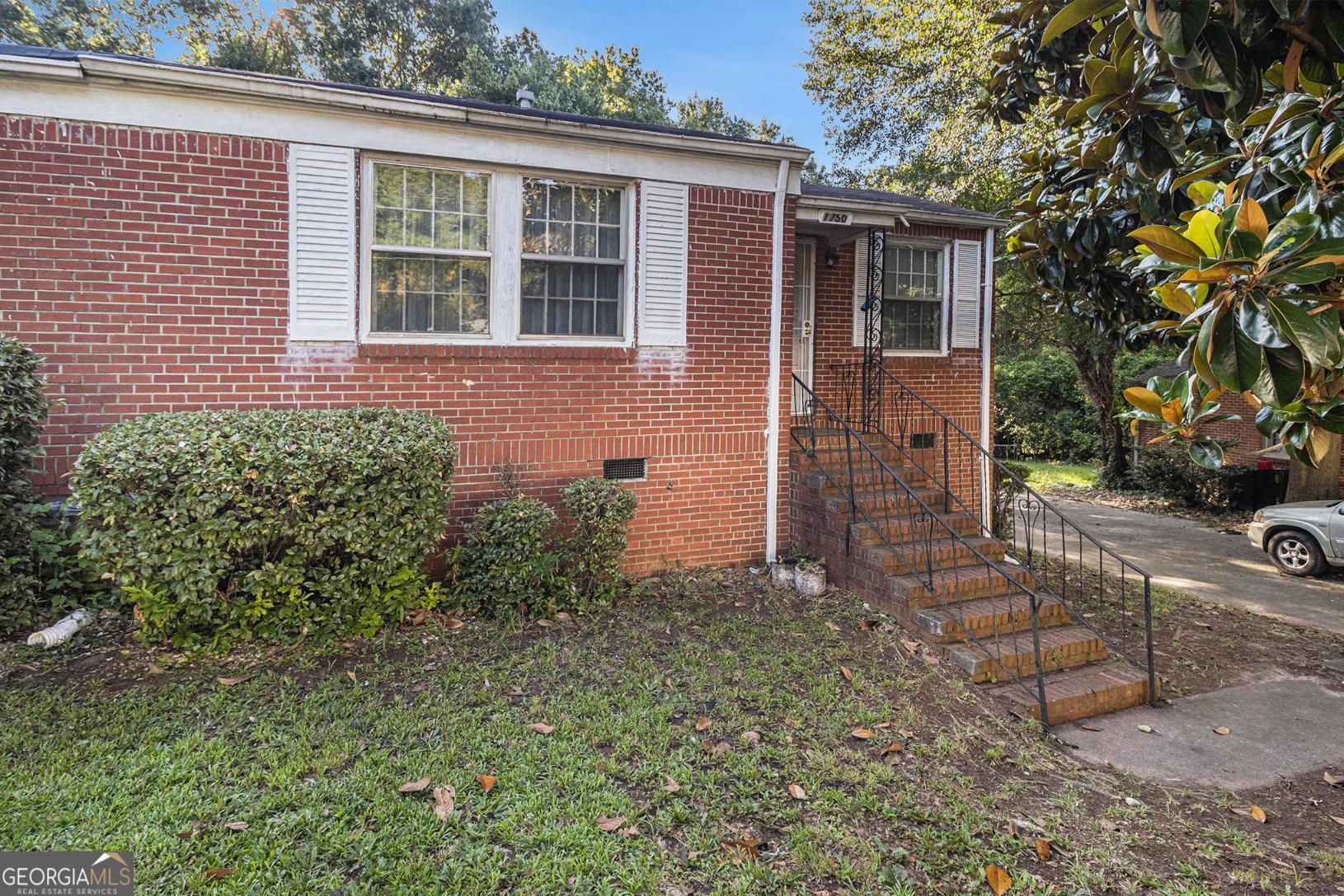 This charming 3-bedroom, 2-bathroom home in South Atlanta is a fantastic renovation opportunity. It features a spacious living room, ample closet space, and a nice size dining area. Step out to a shaded backyard, perfect for relaxation. With plenty of parking and easy access to I-85, I-285, and the Atlanta Airport, this home is convenient to downtown Atlanta as well. Don't miss out!