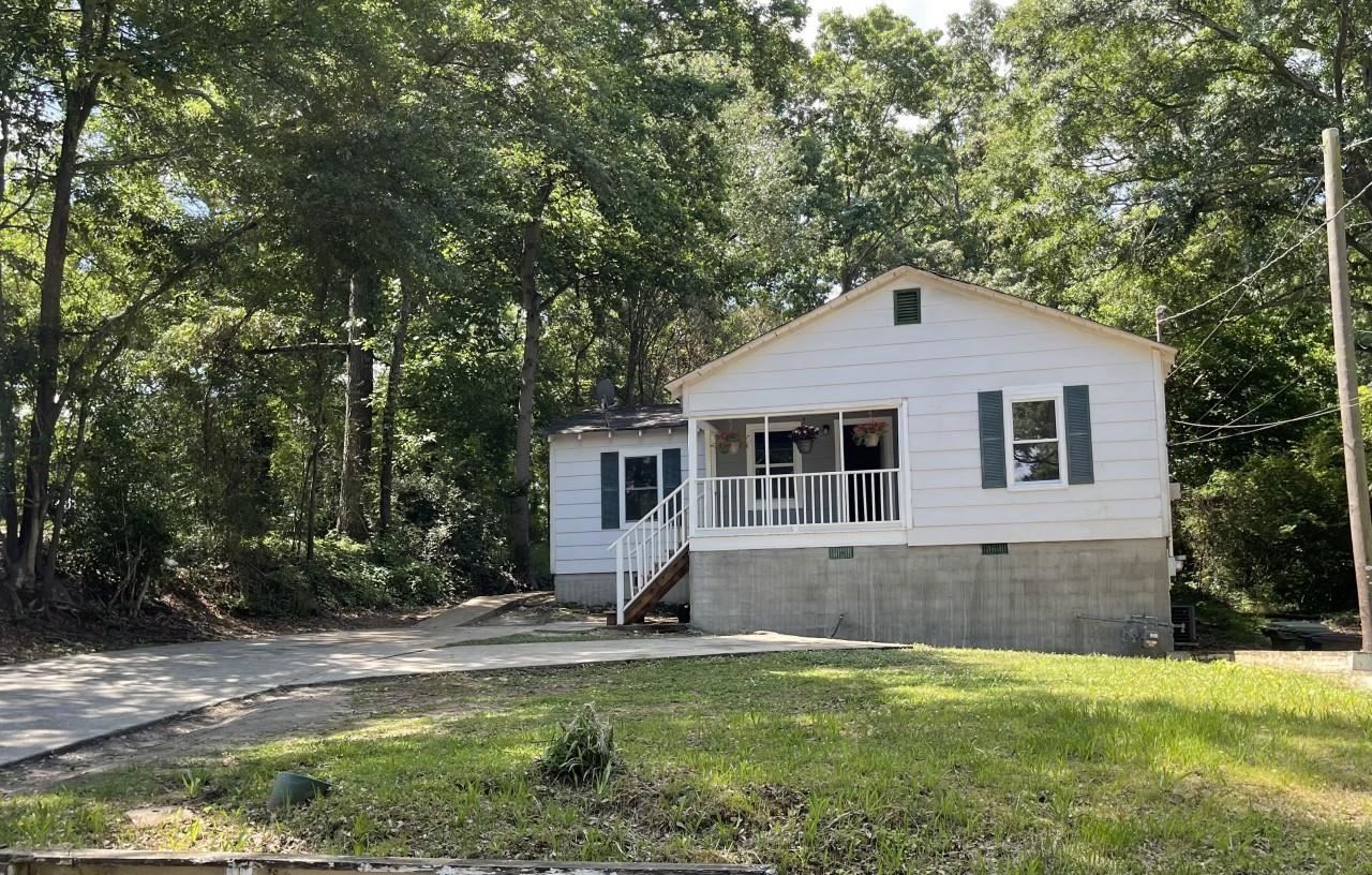 Great investment home or starter home for first time home buyer! No HOA. Cute-as-a-button home with front porch. Nice kitchen and eating area. 3 bedrooms. Backyard and large backyard outbuilding with electricity- needs work, but has lots of potential-could be second home/rental income!